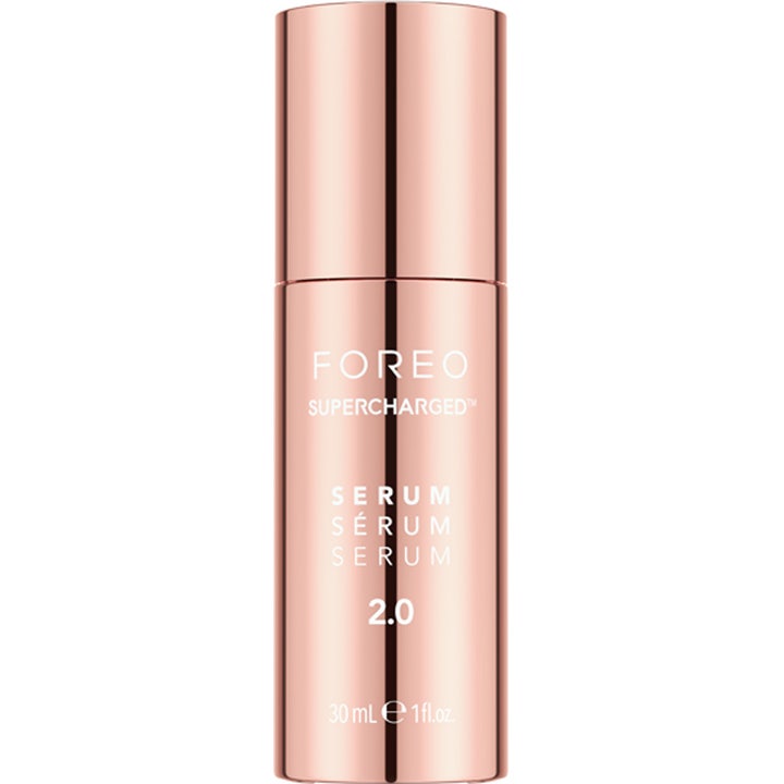 Foreo Supercharged Serum 2.0 30 ml kosteuttava kasvoseerumi tyylikkäässä ruusukultaisessa metallipullossa.