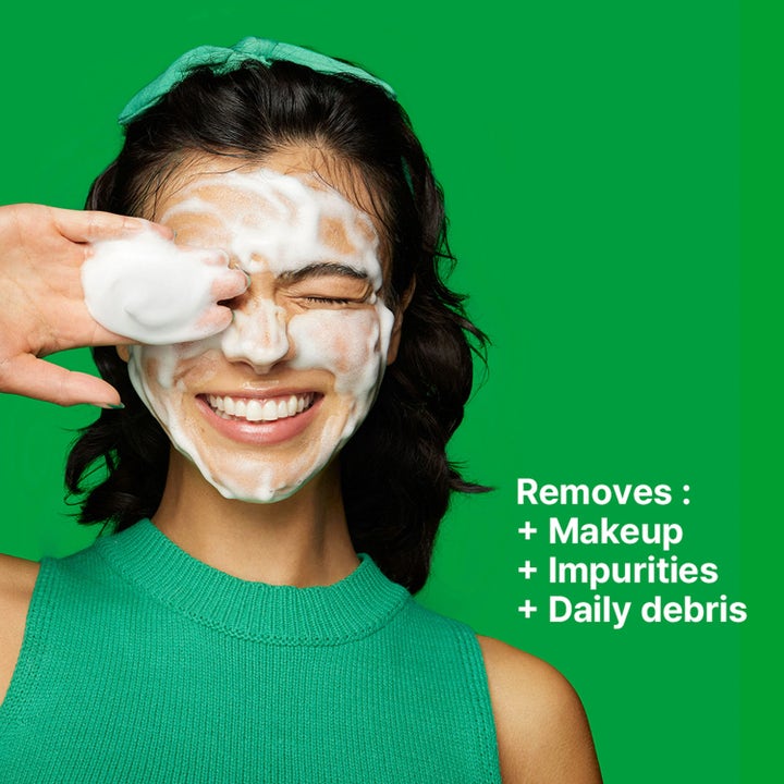Dr.Jart+ Cicapair Gentle Cleansing Foam 150 ml puhdistusvaahto poistaa meikin ja epäpuhtaudet hymyilevän naisen kasvoilta