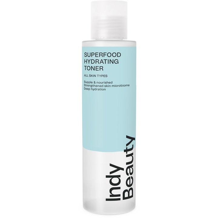Indy Beauty Superfood Hydrating Toner 150 ml syväkosteuttava kasvovesi vaaleansinisellä etiketillä ja kirkkaalla pullolla.