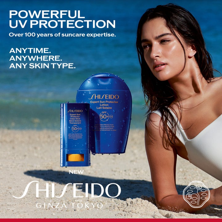 Shiseido Global Sun Care Clear Stick 20 g aurinkosuojapuikko antaa UV-suojan rannalla naisen ja sinisten pakkausten kera.
