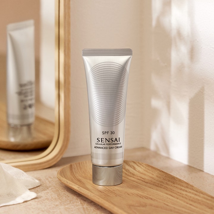 Sensai Cellular Performance Advanced Day Cream SPF30 50 ml suojakertoimellinen päivävoide hopeisessa tuubissa.