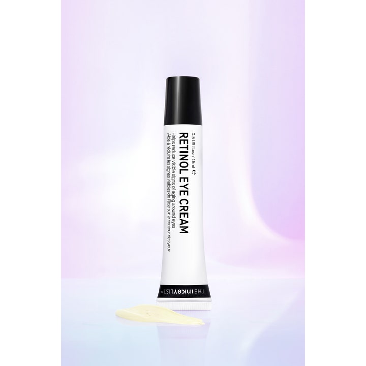 The INKEY List Retinol Eye Cream 15 ml silmänympärysvoide valkoisessa tuubissa ja kermainen vaaleankeltainen koostumus