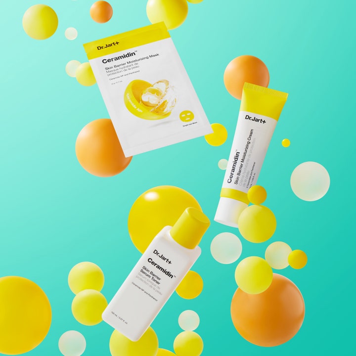 Dr.Jart+ Ceramidin Skin Barrier Moisturizing Mask 22 g kosteuttava kangasmaski keltaisten pallojen ja tuotteiden seassa.
