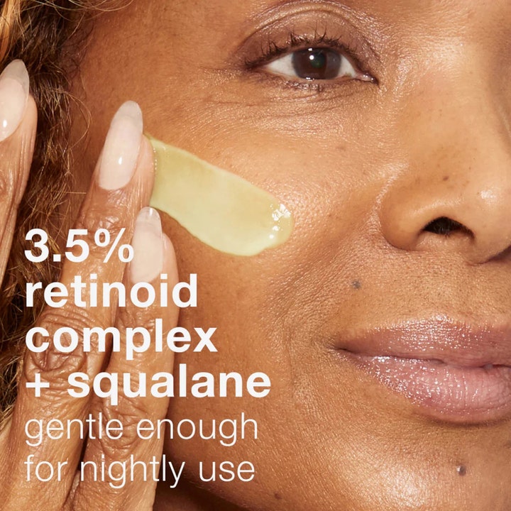 Dermalogica Dynamic Skin Retinol Serum 10 ml silottava seerumi kellertävä koostumus iholla ja teksti 3.5% retinoid complex.