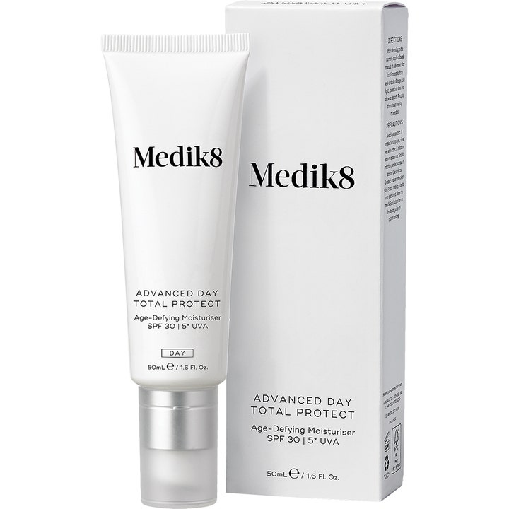 Medik8 Advanced Day Total Protect 50 ml ikääntymistä estävä päivävoide valkoisessa tuubissa ja pakkauksessa SPF 30 suojalla