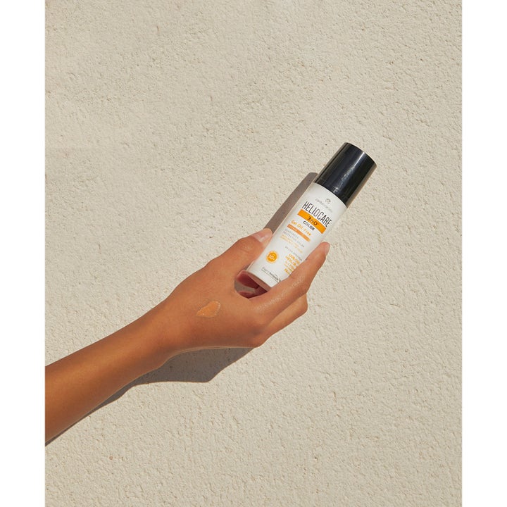 Heliocare Gel Oil-Free SPF 50+ Pearl 50 ml aurinkovoide suojaa ihoa, pisara sävyttävää geeliä käden iholla.