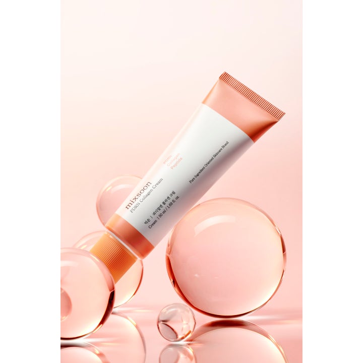 Mixsoon PDRN Collagen Cream 50 ml silottava kasvovoide valkoisessa tuubissa persikansävyisten lasipallojen päällä.