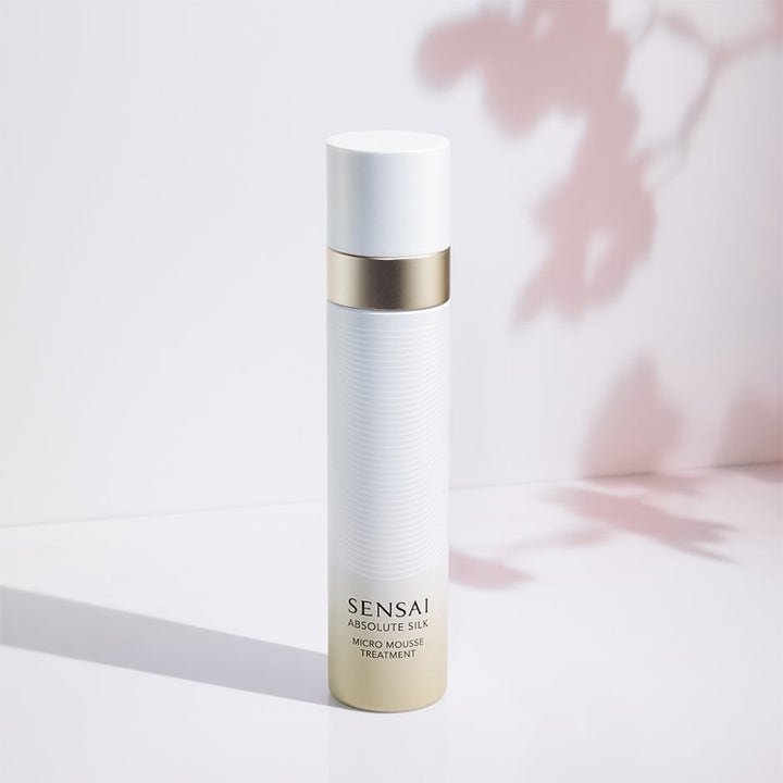 Sensai Ultimate Hydration 215 ml kosteuttava hoitotuote valkoisessa teksturoidussa pullossa kultaisella yksityiskohdalla.