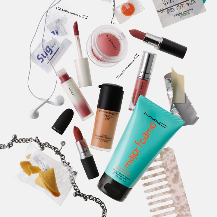 MAC Cosmetics Major Foamo Jelly Cleanser 50 ml puhdistava geeli turkoosissa tuubissa muiden meikkituotteiden seassa.
