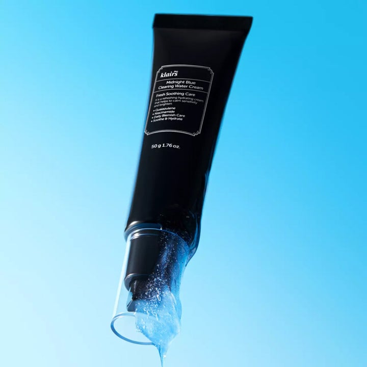 Klairs Midnight Blue Clearing Water Cream 50 g rauhoittava kasvovoide mustassa tuubissa sinisellä geelillä.