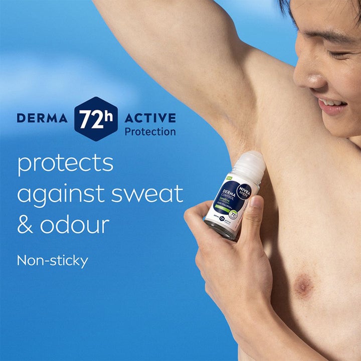 NIVEA MEN Sensitive Protect 50 ml roll-on deodorantti, jota mies levittää kainaloon 72 tunnin suojan saamiseksi.