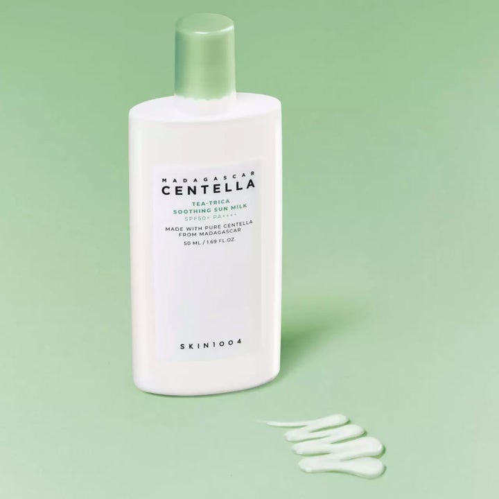 SKIN1004 Madagascar Centella Tea-Trica Soothing Sun Milk 50 ml rauhoittava aurinkovoide ja kevyt koostumus.