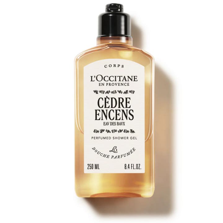 L'Occitane Cèdre & Encens 250 ml suihkugeeli puhdistaa ihon hellävaraisesti läpinäkyvässä pullossa, jossa on kultainen neste.
