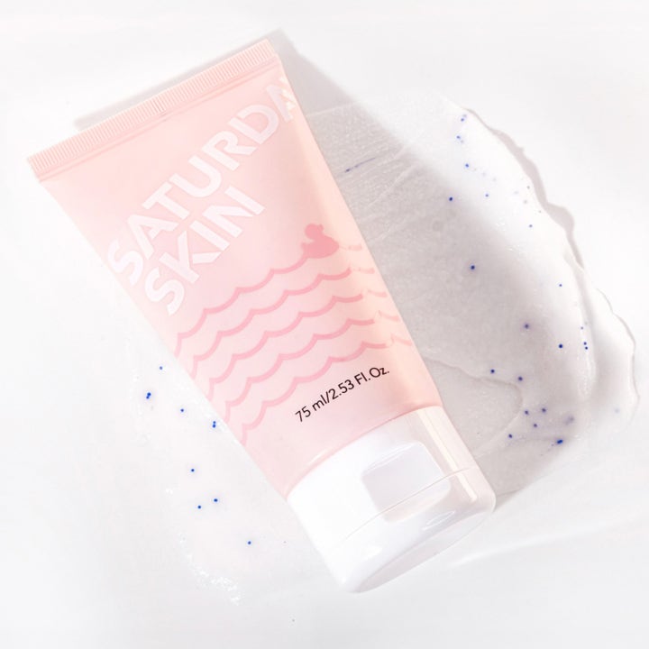 Saturday Skin Rub-a-Dub Refining Peel Gel 75 ml kirkastava kuorintageeli vaaleanpunaisessa tuubissa ja rakeinen koostumus