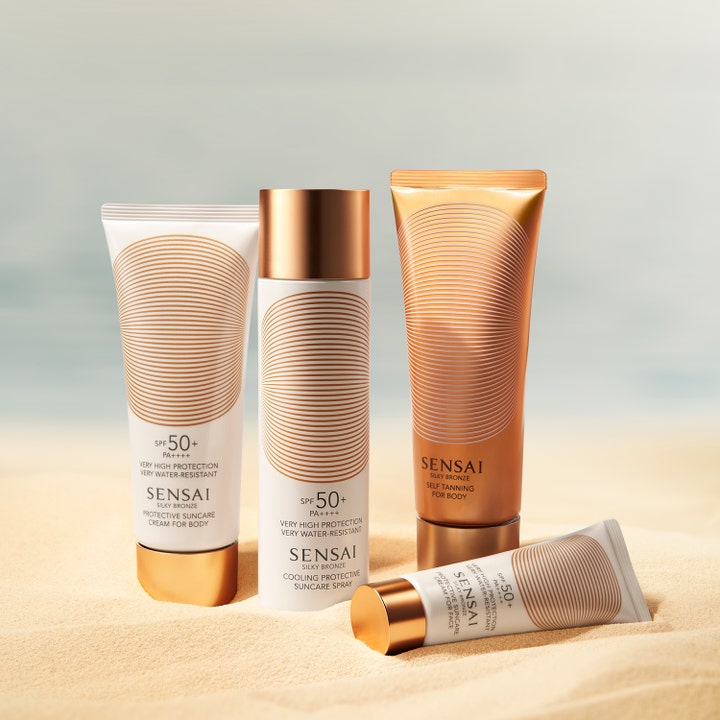 Sensai Silky Bronze Protective Cream Face SPF50+ 50 ml aurinkovoide hiekalla muiden sarjan tuotteiden kanssa.