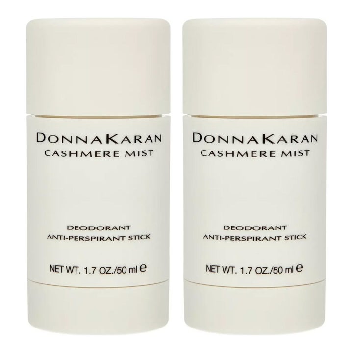 Donna Karan Cashmere Mist 2 x 50 g antiperspirantti duo tuo raikkautta kahdessa tyylikkäässä kermanvalkoisessa puikossa.