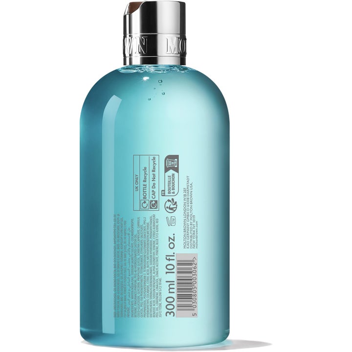 Molton Brown Coastal Cypress & Sea Fennel 300 ml virkistävä suihkugeeli turkoosi neste ja hopeinen korkki takaa