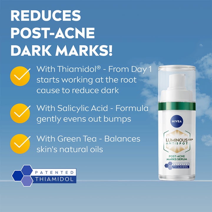 NIVEA Luminous 630 Post-Acne Marks Serum 30 ml häivyttää tummia läiskiä ja tasoittaa ihoa sinisellä taustalla.