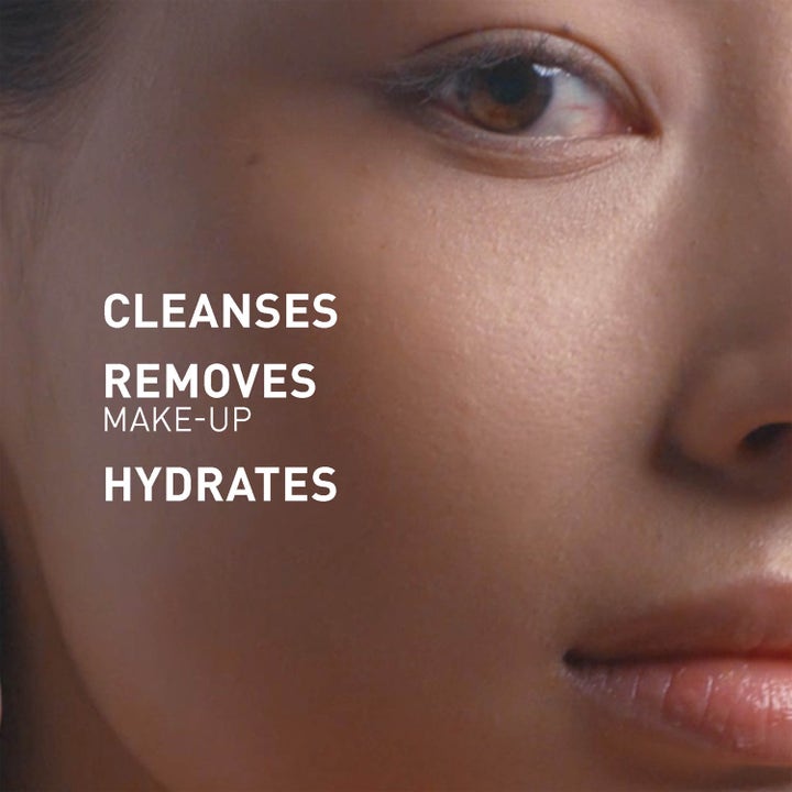 Filorga Skin-Prep Micellar Solution 400 ml puhdistava misellivesi kosteuttaa ihoa lähikuvassa.