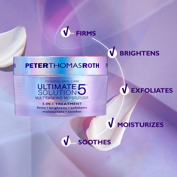 Peter Thomas Roth Ultimate Solution 5™ Multitasking Moisturizer 50 ml kirkastava kasvovoide ja valkoisia voidevetoja.