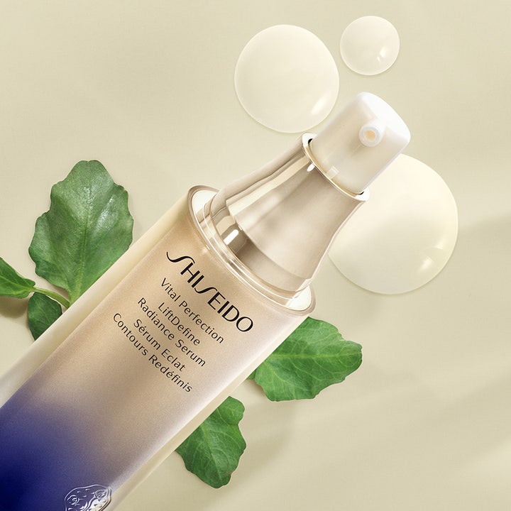 Shiseido Vital Perfection Liftdefine Radiance Serum 40 ml kiinteyttävä seerumi kultaisessa pumppupullossa.