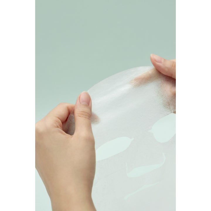I'm from Vitamin Tree Sheet Mask 1 kpl kirkastava kangasnaamio, jossa kädet pitelevät ohutta ja läpikuultavaa maskia.