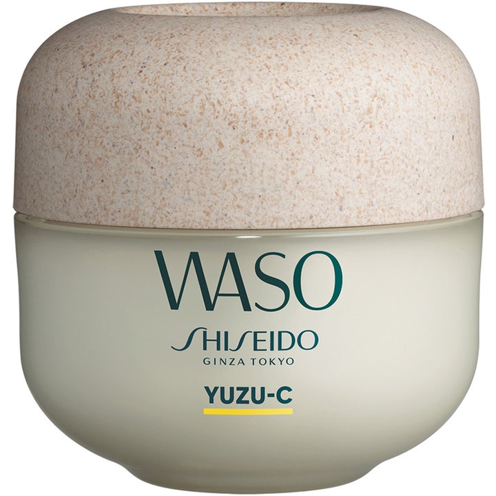Shiseido Waso Yuzu-C 50 ml kirkastava yönaamio vaaleassa pyöreässä purkissa jossa on beige pilkullinen kansi