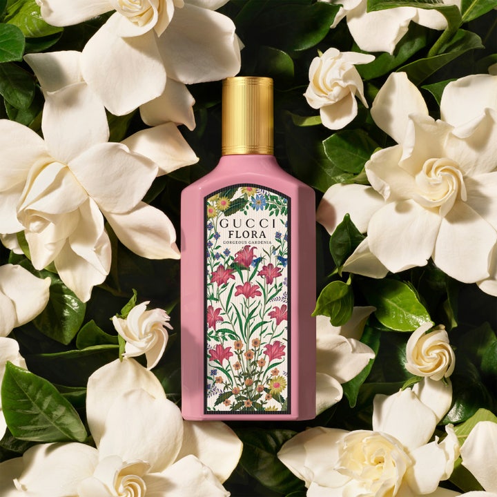 Gucci Flora Gorgeous Gardenia EdP 50 ml naisten tuoksu vaaleanpunaisessa pullossa valkoisten kukkien keskellä