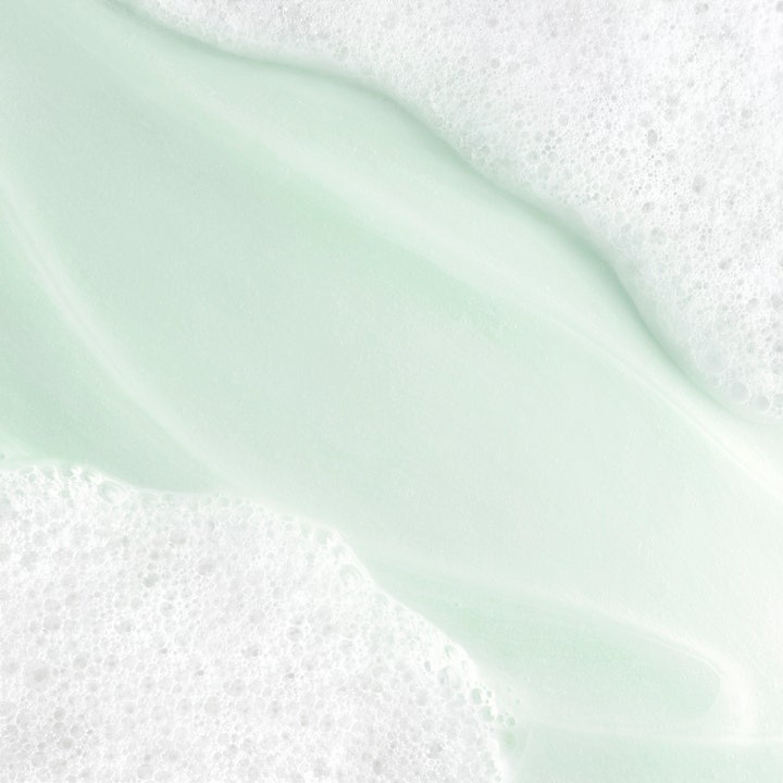 Biotherm Homme Aquapower Cleanser 125 ml puhdistusgeeli, vaaleanvihreä koostumus ja valkoinen pehmeä vaahto.