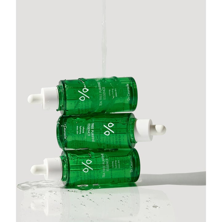 Dr. Ceuracle Tea Tree Purifine Essence 50 ml rauhoittava hoitoneste vihreissä pipettipulloissa veden valuessa päällä.