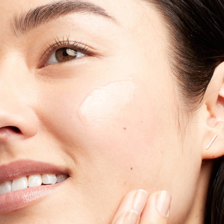 Clinique Moisture Surge 100H 30 ml kosteuttava kasvovoide levitettynä poskelle geelimäisenä koostumuksena.