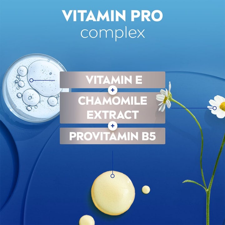 NIVEA Sensitive Moisturiser 75 ml kosteusvoide rauhoittaa ihoa lähikuvassa hymyilevän miehen kasvoilla.