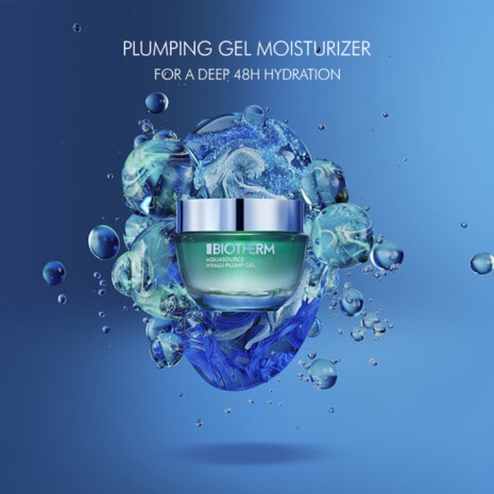 Biotherm Aquasource Hyalu Plump 50 ml syväkosteuttava geelivoide vihreässä purkissa vesikuplien ympäröimänä.