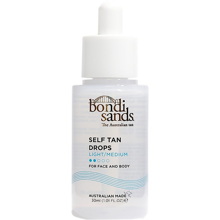 Bondi Sands Self Tan Drops Light Medium 30 ml itseruskettavat tipat tuovat hehkua valkoisessa huurteisessa pullossa.