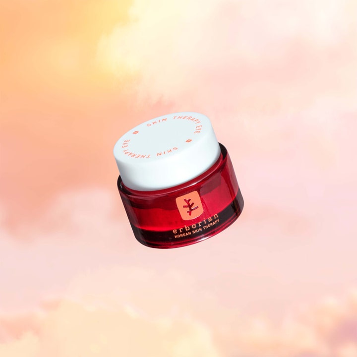 Erborian Skin Therapy Eye 15 ml silmänympärysvoide punaisessa lasipurkissa pehmeän persikkaisella taustalla.