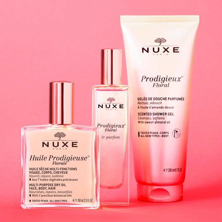 Nuxe Huile Prodigieuse Florale 50 ml ravitseva kuivaöljy ja sarjan muut tuotteet pinkillä taustalla