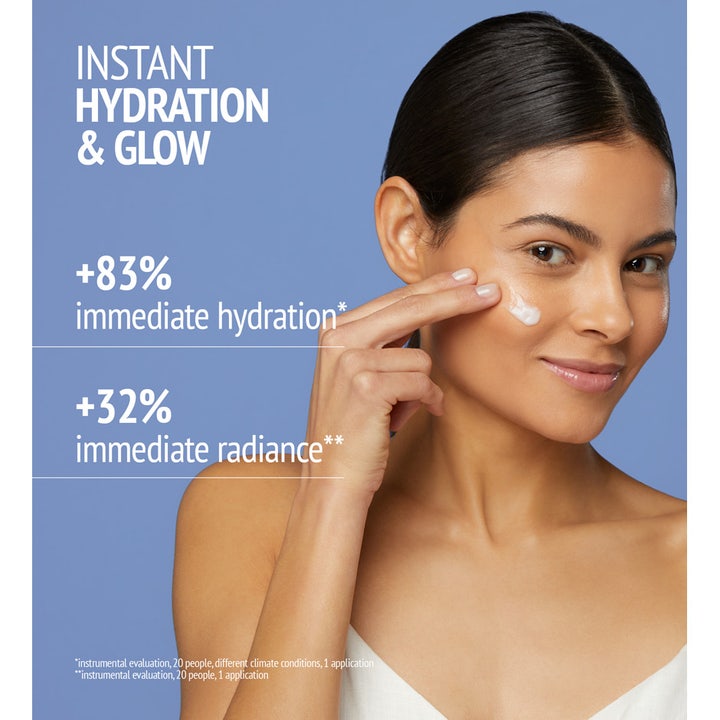 Comfort Zone Hydramemory Water Source Serum 30 ml kosteuttava seerumi nainen levittää tuotetta Instant Hydration & Glow