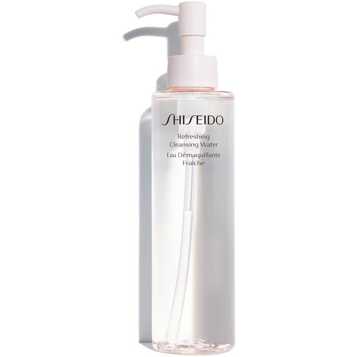 Shiseido Refreshing Cleansing Water virkistävä puhdistusvesi kirkkaassa sylinterinmuotoisessa pumppupullossa.