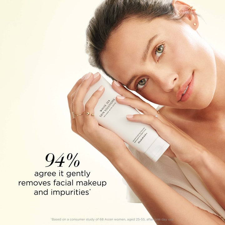 Elizabeth Arden White Tea Purifying Cleanser 125 ml puhdistusgeeli poistaa meikin naisen pitelemässä valkoisessa tuubissa.