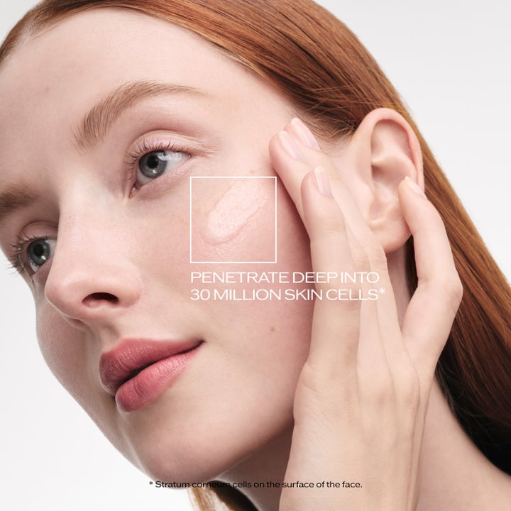 Shiseido Ultimune Power Infusing Concentrate 50 ml kasvoseerumi iholla. Teksti Penetrate deep into 30 million skin cells.