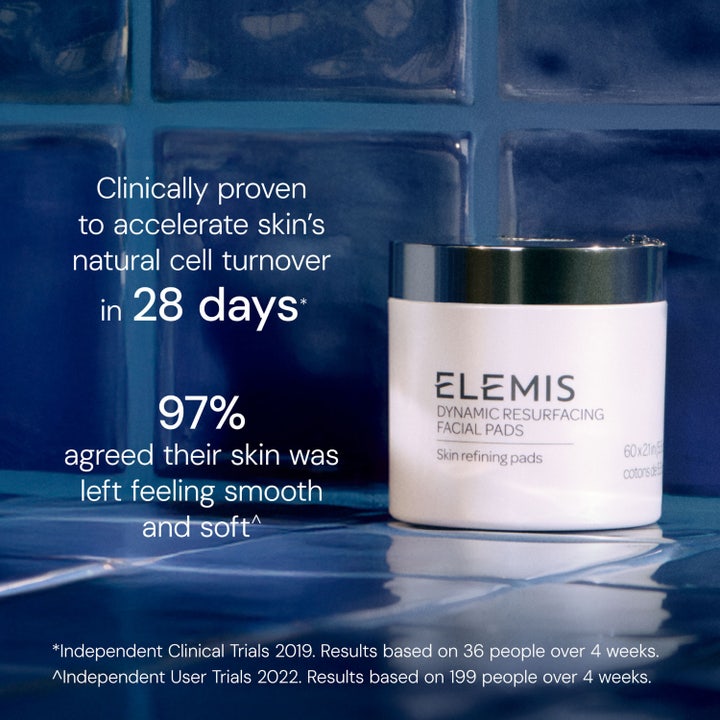 Elemis Dynamic Resurfacing Pads 60 kpl ihoa tasoittavat puhdistuslaput valkoisessa purkissa sinisellä taustalla