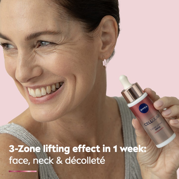 NIVEA Cellular Expert Lift 3-zone Lift Serum 30 ml kiinteyttävä seerumi ja hymyilevä nainen.