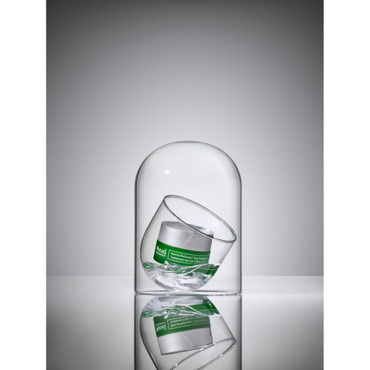 Murad Retinal ReSculpt Eye Lift Treatment 15 ml kiinteyttävä silmänympärysvoide lasikuvun ja maljan sisällä.