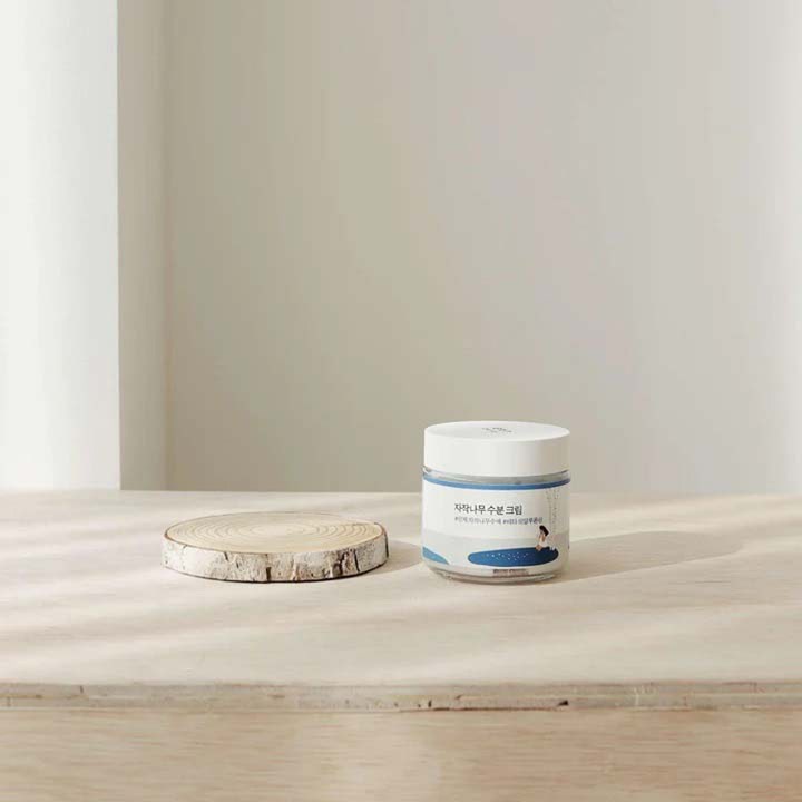 Round Lab Birch Juice Moisturizing Cream 80 ml kosteuttava kasvovoide valkoisessa purkissa koivupalan vieressä.