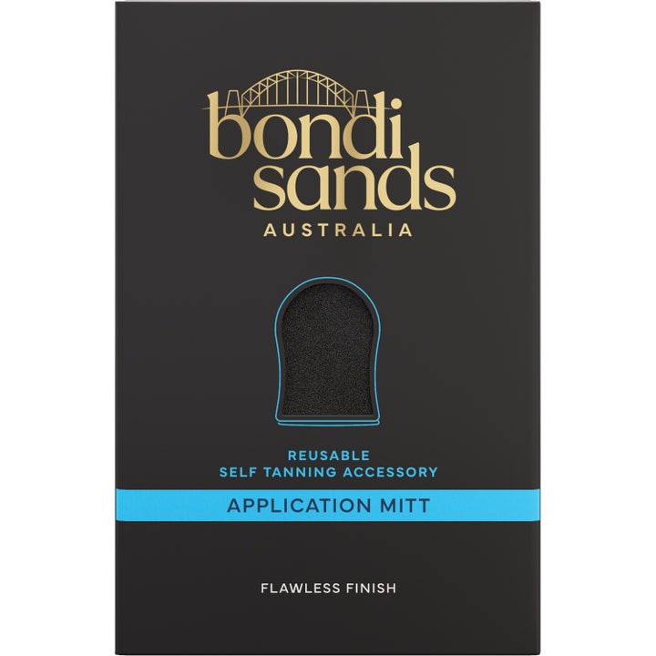 Bondi Sands Reusable Self-Tan Application Mitt levityskinnas luo tasaisen rusketuksen mustassa kultalogoisessa pakkauksessa