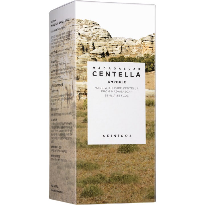 SKIN1004 Madagascar Centella Ampoule 55 ml rauhoittava seerumi valkoisessa pakkauksessa, jossa on kaunis maisemakuva.