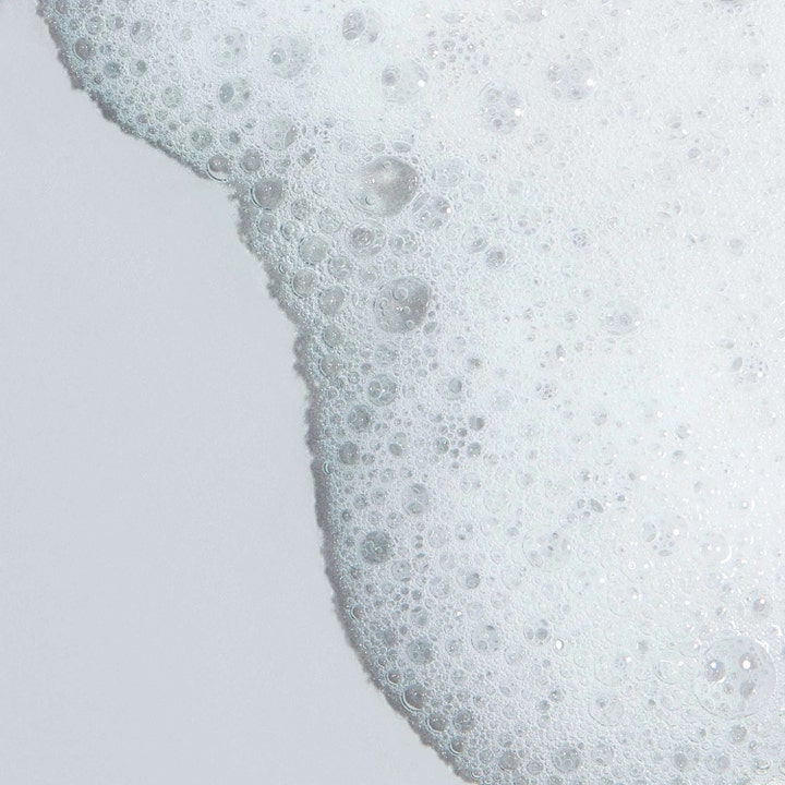 Dermalogica Clearing Skin Wash 250 ml puhdistusgeeli epäpuhtauksille ja ilmavaa valkoista vaahtoa
