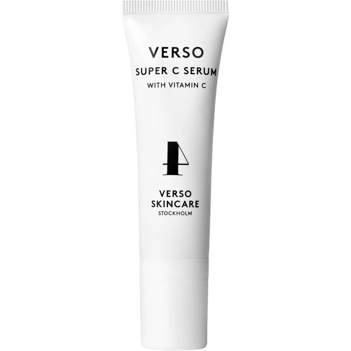 Verso Super C Serum 30 ml kirkastava C-vitamiiniseerumi antaa hehkua valkoisessa tuubissa mustalla tekstillä