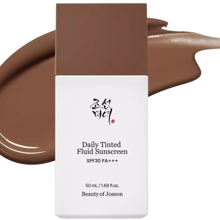 Beauty of Joseon Daily Tinted Fluid Sunscreen 50 ml sävyttävä aurinkosuojatuote valkoisessa pullossa ja ruskea voide.