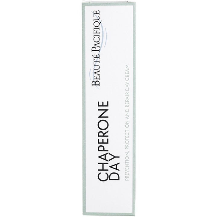 Beauté Pacifique Chaperone Day Cream 50 ml suojaava päivävoide valkoisessa pahvipakkauksessa vihreillä reunoilla.
